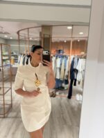 VESTIDO CURTO BEGE COM APLICAÇÃO DOURADA IMPERIAL