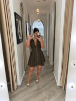 VESTIDO CASTANHO COM PREGAS E FECHO DOURADO RINASCIMENTO - Image 3