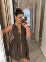 VESTIDO CASTANHO COM PREGAS E FECHO DOURADO RINASCIMENTO - Image 2