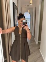 VESTIDO CASTANHO COM PREGAS E FECHO DOURADO RINASCIMENTO