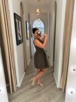 VESTIDO CASTANHO COM PREGAS E FECHO DOURADO RINASCIMENTO - Image 4