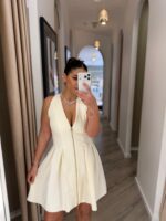 VESTIDO BEGE COM PREGAS E FECHO DOURADO RINASCIMENTO