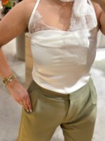 TOP BRANCO ACETINADO COM DETALHE CHOKER EM RENDA PONTO CHIC - Image 3