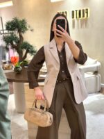 COLETE BEGE COM BOTÕES DOURADOS RINASCIMENTO - Image 3