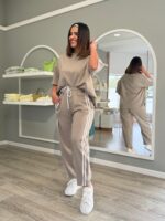 CONJUNTO TAUPE COM SWEAT E CALÇA COM FAIXA LATERAL PONTO CHIC