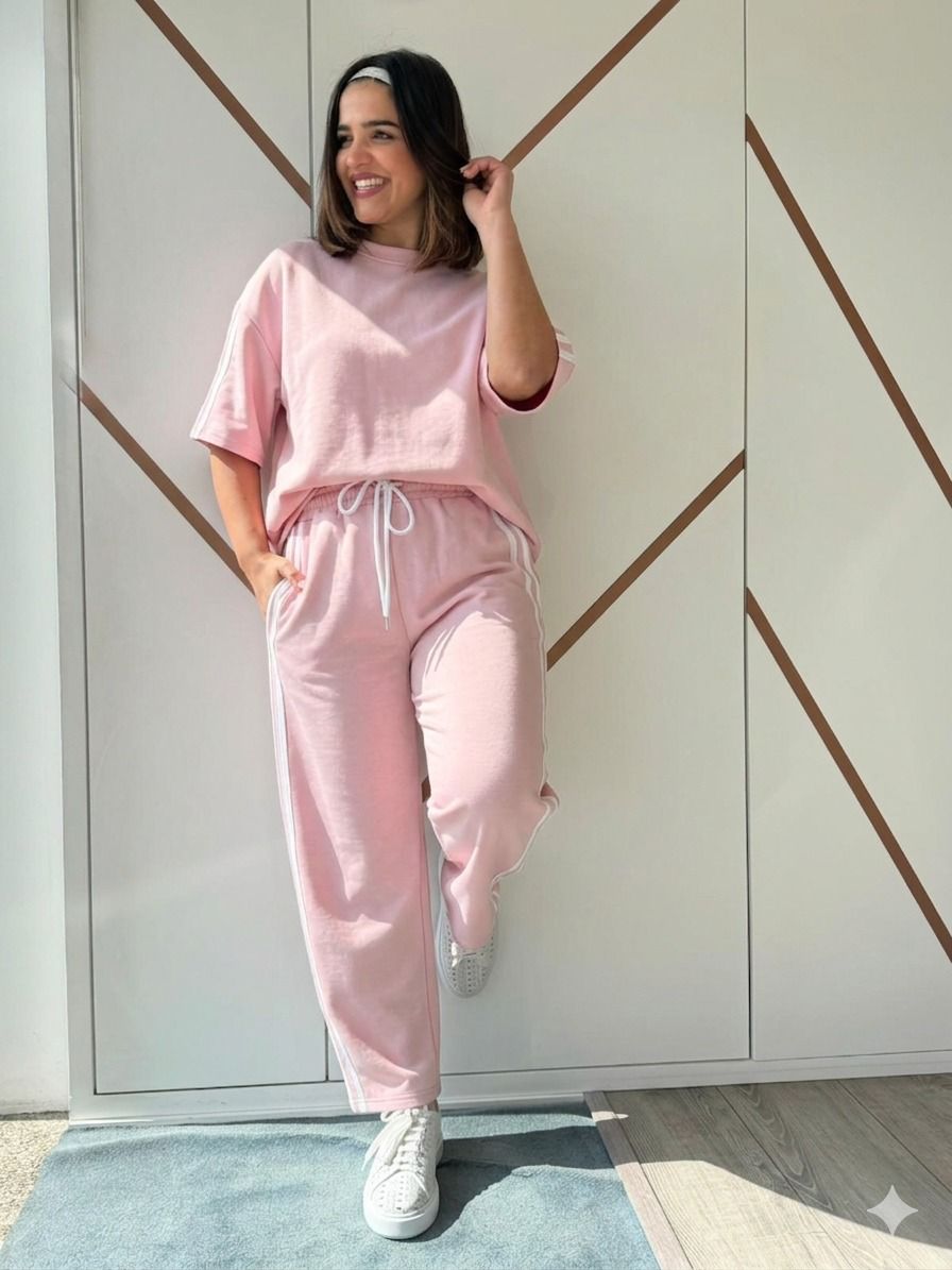 WhatsApp Image 2026-03-12 at 10.54.45 CONJUNTO ROSA COM SWEAT E CALÇA COM FAIXA LATERAL PONTO CHIC - Image 1