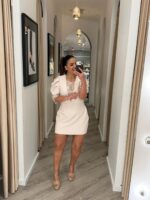 VESTIDO BEGE COM RENDA E MANGAS DRAPEADAS IMPERIAL - Image 2