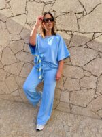 CONJUNTO AZUL COM APLICAÇÃO DE LENÇO MULTICOLOR PONTO CHIC