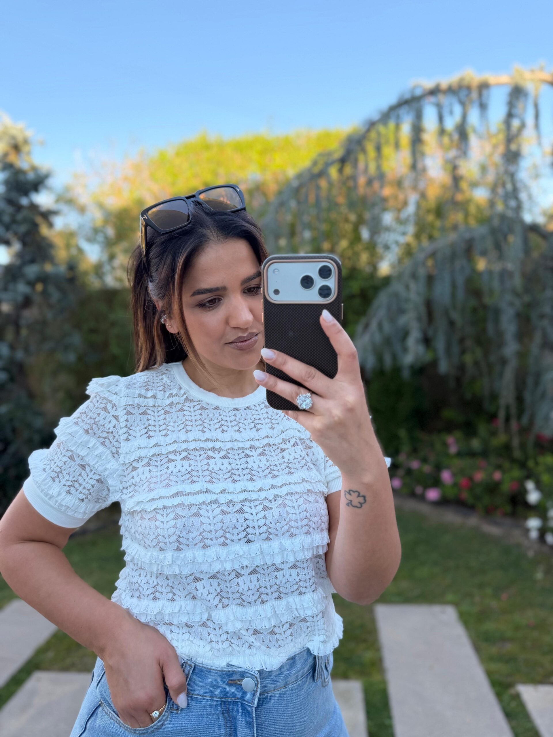 WhatsApp Image 2026-03-16 at 20.03.52 (1) CAMISOLA BRANCA EM RENDA COM FOLHOS PONTO CHIC - Image 1