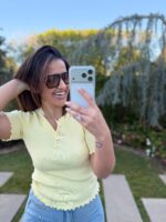 CAMISOLA DE MALHA AMARELO MANTEIGA COM BOTÕES DOURADOS PONTO CHIC