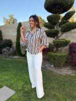 CAMISA BEGE COM RISCA AZUL MARINHO E MANGA ABALONADA PONTO CHIC