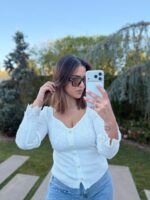 CAMISOLA BRANCA CANELADA COM BOTÕES E RENDA NAS MANGAS PONTO CHIC