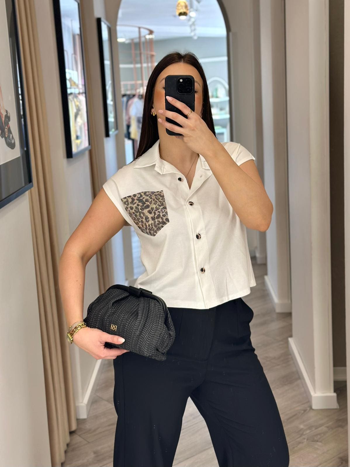 WhatsApp Image 2026-03-24 at 11.47.17 (1) BLUSA BRANCA COM BOLSO ANIMAL PRINT E BRILHANTES PONTO CHIC - Image 1