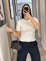 CAMISOLA DE MALHA BRANCA COM BOTÕES DOURADOS PONTO CHIC