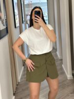 T-SHIRT BRANCA COM APLICAÇÕES METÁLICAS PONTO CHIC - Image 3