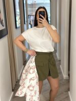 T-SHIRT BRANCA COM APLICAÇÕES METÁLICAS PONTO CHIC