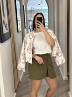 T-SHIRT BRANCA COM APLICAÇÕES METÁLICAS PONTO CHIC - Image 4