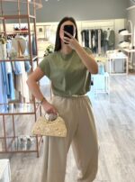 T-SHIRT VERDE COM APLICAÇÕES METÁLICAS PONTO CHIC