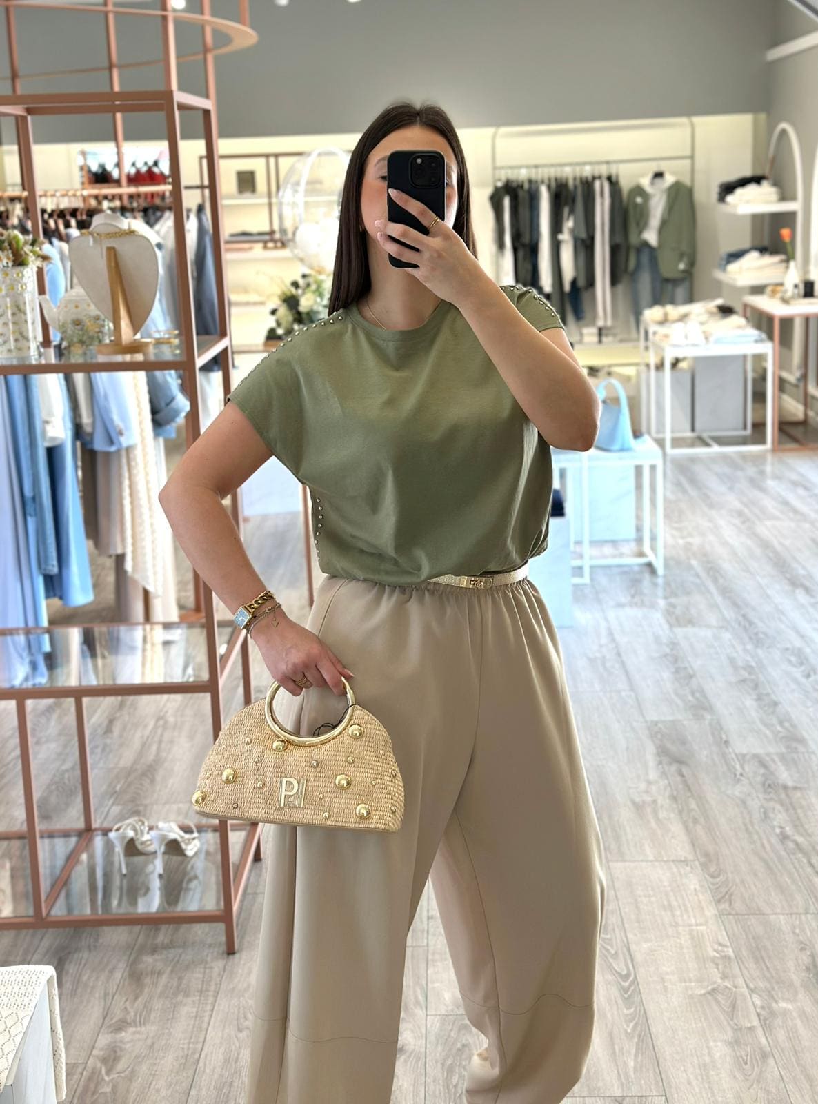 WhatsApp Image 2026-03-24 at 11.47.28 T-SHIRT VERDE COM APLICAÇÕES METÁLICAS PONTO CHIC - Image 1