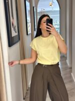 T-SHIRT AMARELO SUAVE COM APLICAÇÕES METÁLICAS PONTO CHIC - Image 2