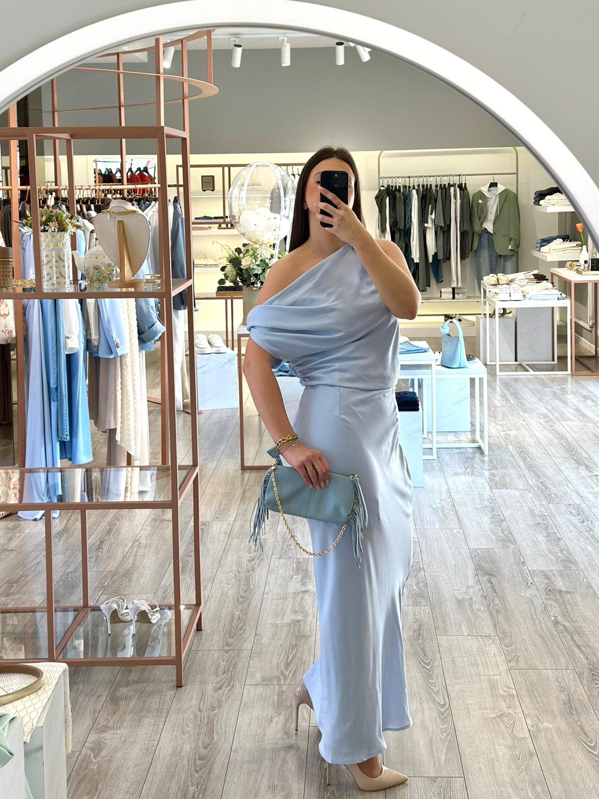 WhatsApp Image 2026-03-24 at 12.53.11 (2) VESTIDO COMPRIDO AZUL CLARO DRAPEADO COM DECOTE CAÍDO PONTO CHIC - Image 1