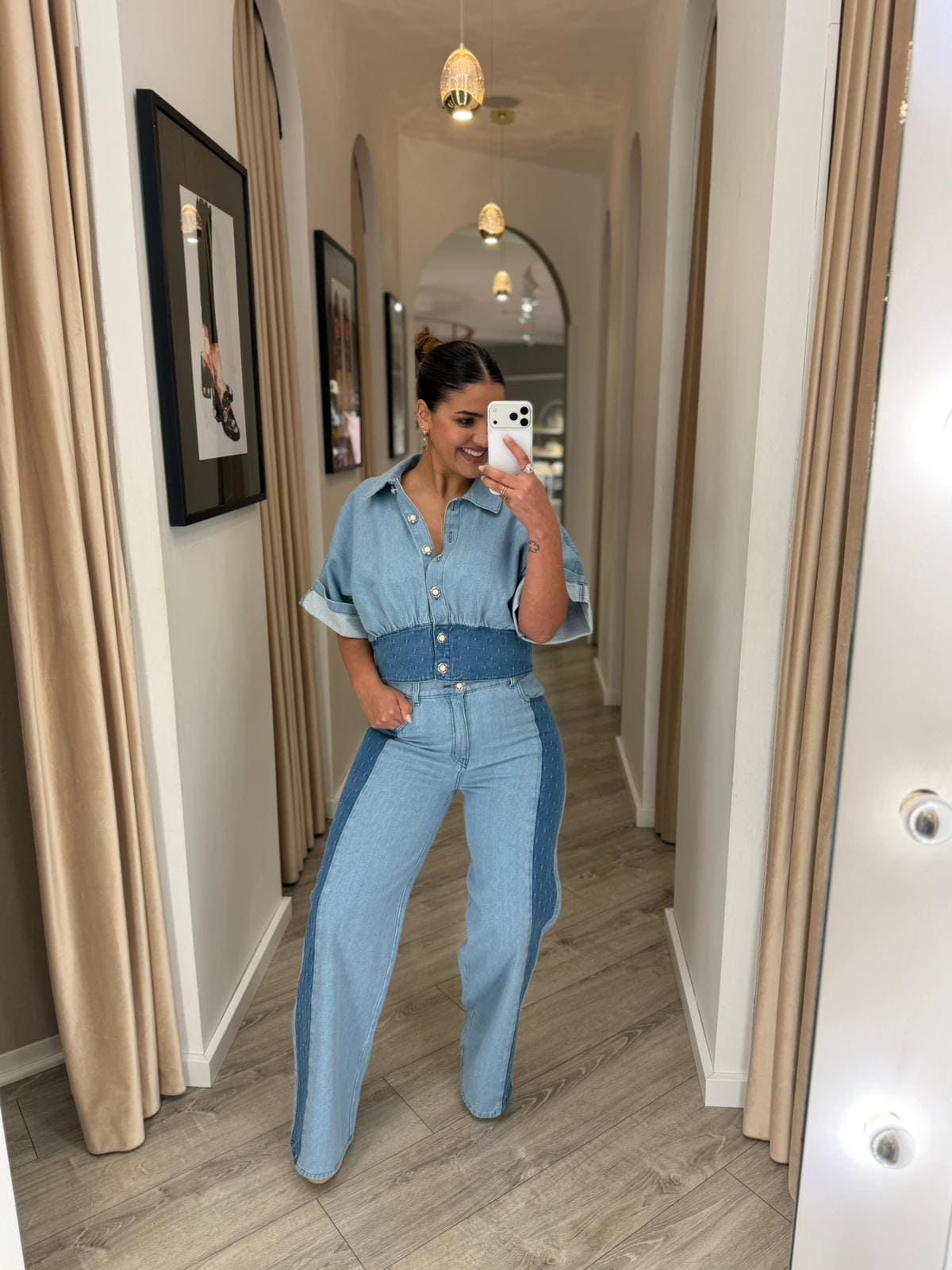 WhatsApp Image 2026-03-26 at 19.44.00 CALÇA DE GANGA CLARA COM DETALHE LATERAL EM CONTRASTE MISS YOU - Image 1