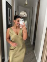 VESTIDO COMPRIDO ACETINADO BEGE ESCURO COM DECOTE EM V DIXIE