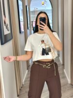 T-SHIRT BRANCA COM ILUSTRAÇÃO E APLICAÇÃO PONTO CHIC