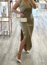 VESTIDO COMPRIDO ACETINADO BEGE ESCURO COM DECOTE EM V DIXIE - Image 2