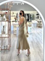 VESTIDO COMPRIDO ACETINADO BEGE ESCURO COM DECOTE EM V DIXIE - Image 7