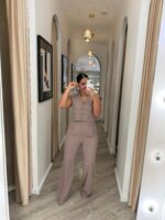 CALÇA TAUPE COM RISCA DIPLOMÁTICA E CINTURA ESTRUTURADA IMPERIAL