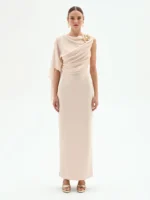VESTIDO COMPRIDO CRU COM DRAPEADO E APLICAÇÃO DOURADA RINASCIMENTO