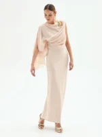 VESTIDO COMPRIDO CRU COM DRAPEADO E APLICAÇÃO DOURADA RINASCIMENTO - Image 2