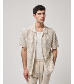 CAMISA EM MALHA CROCHET BEGE E BRANCO COM PADRÃO GEOMÉTRICO GIANNI LUPO