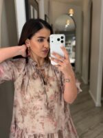 VESTIDO TAUPE FLORAL COM FOLHOS PONTO CHIC