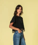 T-SHIRT PRETA COM DETALHE EM TULE E LOGÓTIPO RUGA - Image 2