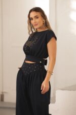 TOP AZUL MARINHO COM DETALHE EM TACHAS E AMARRAÇÃO NAS COSTAS MISS YOU