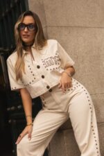SOBRECAMISA CROPPED BEGE COM TACHAS E BOLSOS MISS YOU