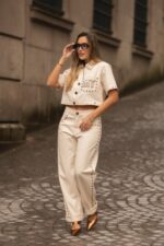 SOBRECAMISA CROPPED BEGE COM TACHAS E BOLSOS MISS YOU - Image 2