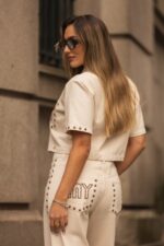 SOBRECAMISA CROPPED BEGE COM TACHAS E BOLSOS MISS YOU - Image 4