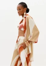 CAMISA ROSA E CAMEL ACETINADA ESTAMPADA LANÇA PERFUME - Image 2