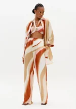 CAMISA ROSA E CAMEL ACETINADA ESTAMPADA LANÇA PERFUME - Image 4