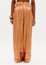 CALÇA ACETINADA RISCA CARAMELO LANÇA PERFUME - Image 4