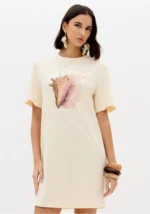 VESTIDO T-SHIRT BEGE COM ESTAMPA FRONTAL LANÇA PERFUME