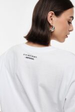 T-SHIRT BRANCA ESTAMPADO PORTA-LÁPIS IMPERIAL - Image 4