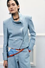 BLAZER CROPPED AZUL DENIM COM GOLA ESTRUTURADA IMPERIAL