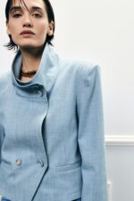 BLAZER CROPPED AZUL DENIM COM GOLA ESTRUTURADA IMPERIAL - Image 2