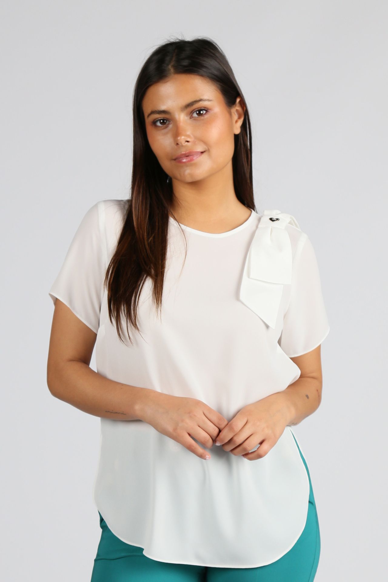 1772724453_2ab576400128c75af3661f92c8195783 BLUSA BRANCA COM LAÇO NO OMBRO SILVINA CAMPOS - Image 1