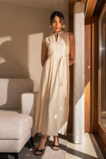 VESTIDO MIDI FLUIDO BEGE COM CINTO FERRACHE