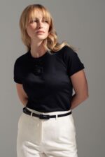 T-SHIRT PRETA CURTA COM DETALHE PERSONALIZADO FERRACHE